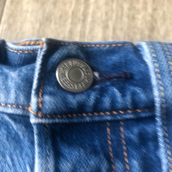 Levi’s 501 Light Wash Button Fly Jean Shorts - Picture 6 of 15